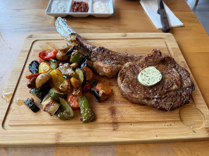 Tomahawk-Steak mit Beilagen bei Saffet